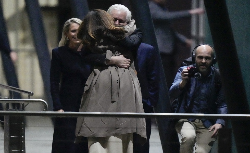 لحظات مؤثرة لوصول ولقاء جوليان أسانج بعائلته في مطار كانبرا الأسترالي (فيديو+صور)