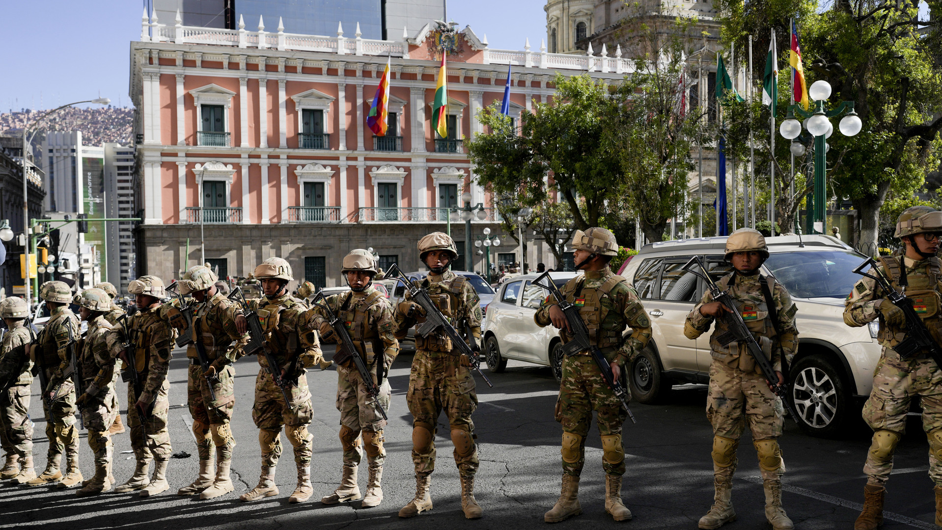 انتشار العسكريين أمام القصر الرئاسي بعاصمة بوليفيا لاباز يوم الأربعاء 26 يونيو