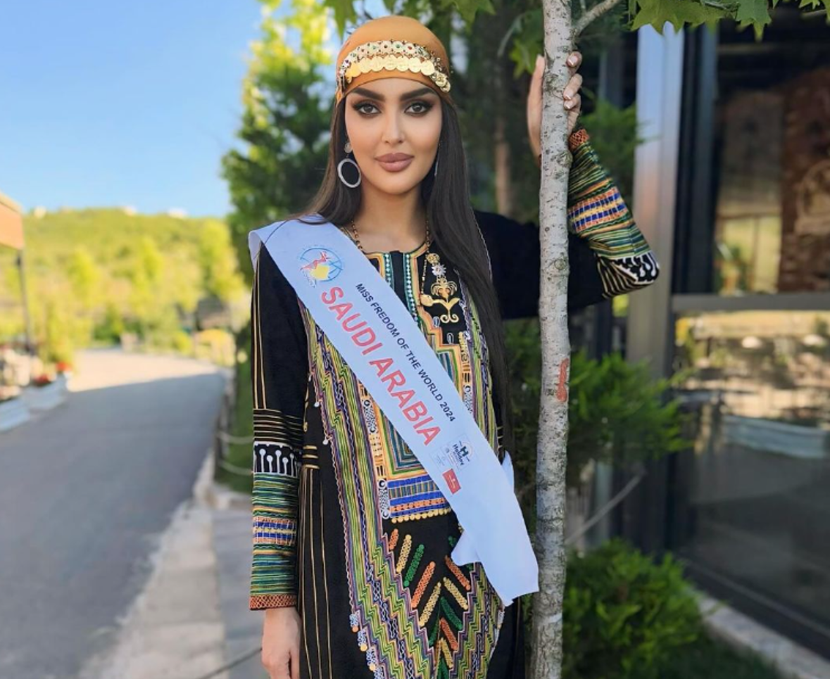 ملكة جمال السعودية رومي القحطاني تفوز بلقب دولي (صور)