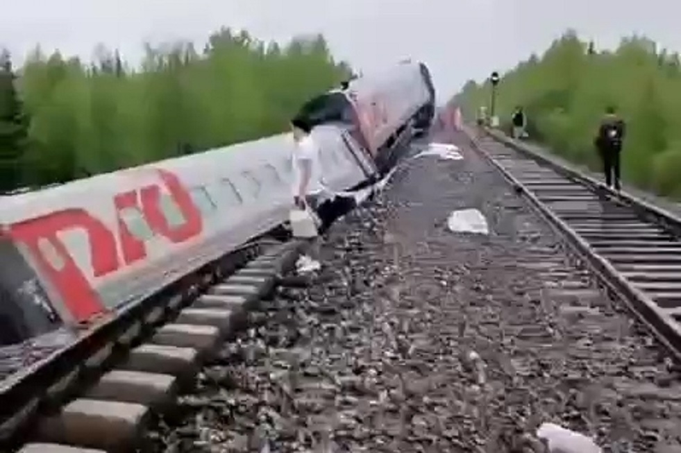 روسيا.. الأمطار الغزيرة تتسبب بخروج قطار عن سكته ومصرع راكبين (فيديو)