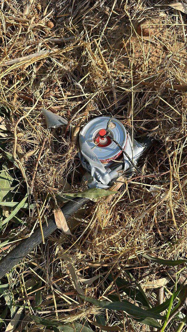 العثور على قنبلة دخان موصولة ببطارية في محيط منزل نتنياهو (صور)