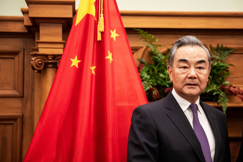وزير الخارجية الصيني يؤكد ضرورة إضفاء الطابع الديمقراطي على العلاقات الدولية