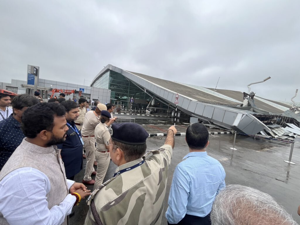 مصرع شخص إثر انهيار سقف في مطار نيودلهي بسبب الأمطار الغزيرة (فيديو)