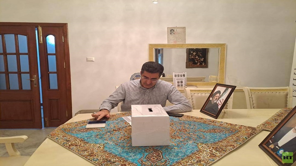 الإيرانيون في ليبيا يدلون بأصواتهم في الانتخابات الرئاسية لبلادهم (صور)
