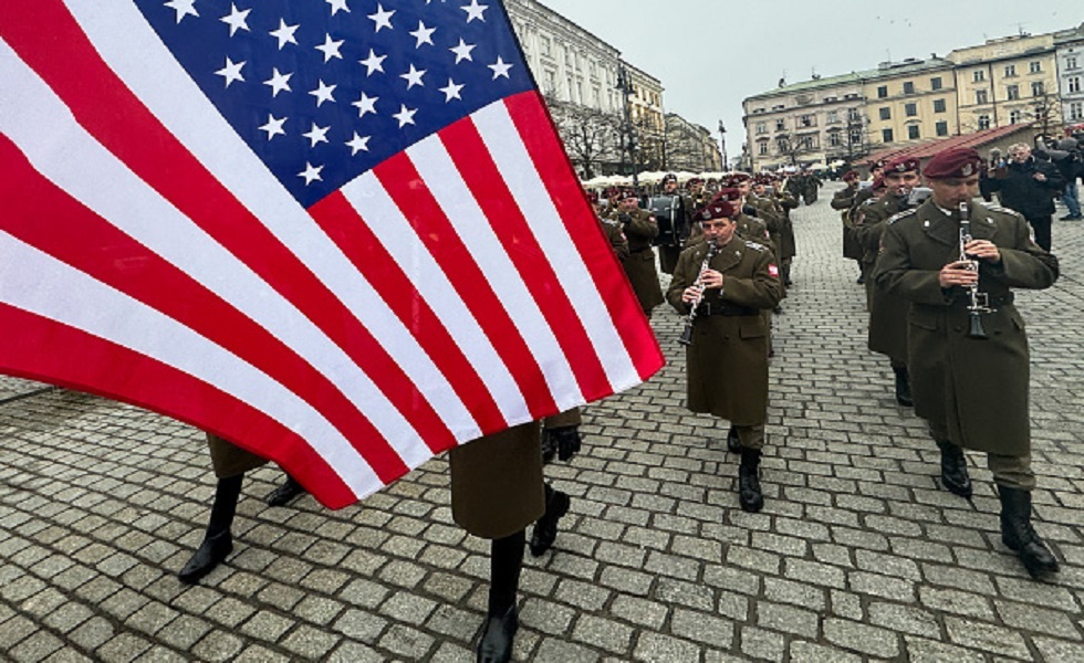 بولندا تمدد انتشار قوات أمريكية وبريطانية وكندية على أراضيها وبقاء قوات لها في الخارج