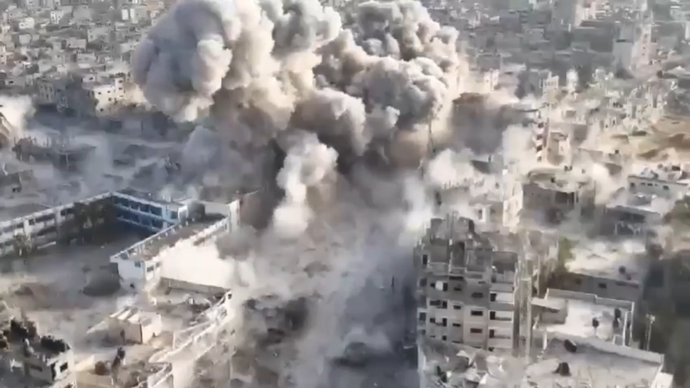 الجيش الإسرائيلي يفجر ميدان الشهداء وسط مدينة رفح (فيديو)