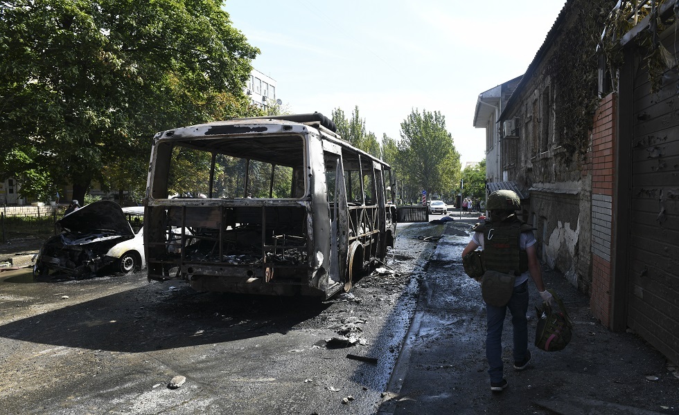 إصابة 4 من موظفي وزارة الطوارئ الروسية في قصف أوكراني على مدينة دونيتسك