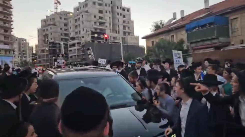 إعلام عبري: متظاهرون من الحريديم يرشقون سيارة وزير الإسكان الإسرائيلي بالحجارة (فيديو)
