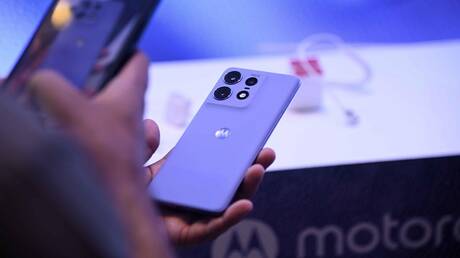 Motorola تطلق منافسا جديدا لهواتف سامسونغ