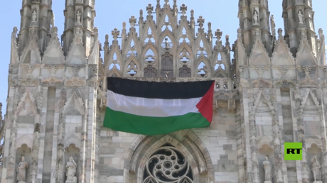 شاهد.. علم فلسطيني عملاق يرفرف على واجهة كاتدرائية ميلانو