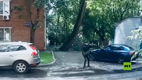 مقتل رجل في وضح النهار في موسكو.. وكاميرات المراقبة تسجل لحظة مطاردته من قبل مسلح