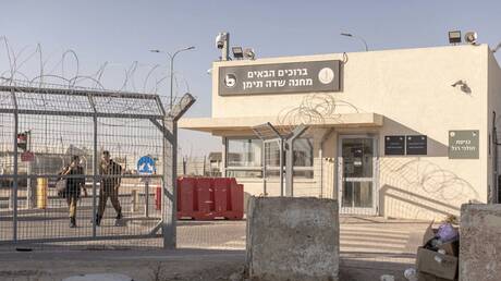 تقرير يكشف عن الانتهاكات التي تعرض لها الأسرى الفلسطينيون في معسكر 