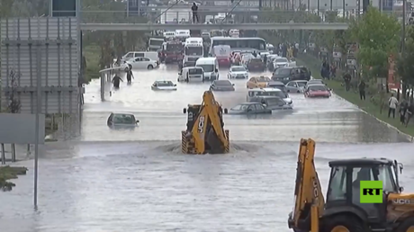 فيضانات تغرق شوارع العاصمة التركية وتوقف خدمات المترو