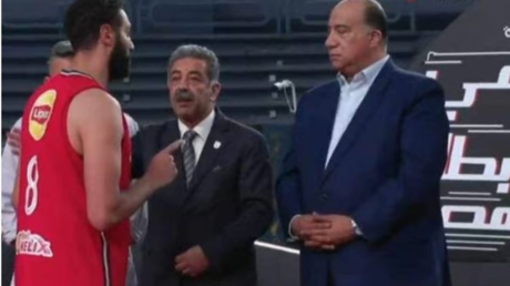 قائد الأهلي المصري لكرة السلة يثير ضجة بتصرفه مع رئيس الاتحاد السكندري (فيديو)