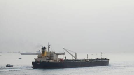 مشاهد توثق لحظة اقتراب قارب الحوثيين المفخخ من السفينة 