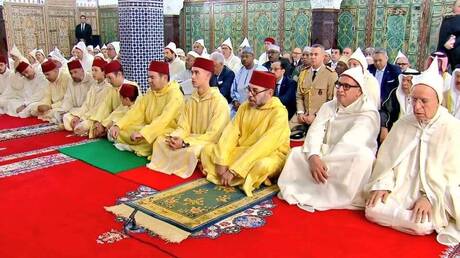 ملك المغرب يؤدي صلاة العيد بمسجد الحسن الثاني (فيديو + صور)