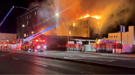 كاليفورنيا.. حريق ضخم يلتهم فندقا تاريخيا بالكامل خلال ساعات (فيديو)