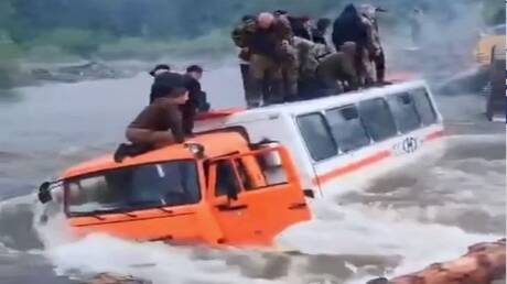حافلة عمال تعلق وسط نهر في الشرق الأقصى الروسي (فيديو)