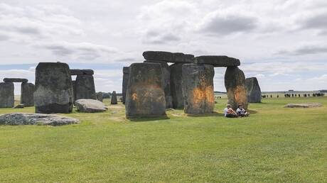 نشطاء يرشون صخور ستونهنج الأثرية بالطلاء في بريطانيا (فيديو)