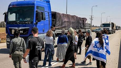 مستوطنون إسرائيليون يتربصون بشاحنات مساعدات قادمة من الأردن إلى غزة (صورة)
