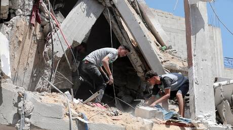 مقتل امرأتين بقصف إسرائيلي لمنزل في مخيم النصيرات وسط غزة