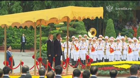 مراسم استقبال رسمية لبوتين في القصر الرئاسي بالعاصمة الفيتنامية هانوي (فيديو)