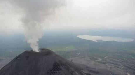 روسيا.. بدء ثوران بركان كاريمسكي في كامتشاتكا