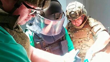 الجراحون العسكريون الروس ينقذون حياة جندي تصدى لمسيرة معادية بيده (فيديو)