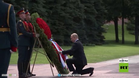 بوتين يضع الزهور على نصب الجندي المجهول