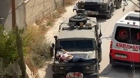 القوات الإسرائيلية تربط فلسطينيا مصابا بمقدمة آلية عسكرية في جنين (فيديو)