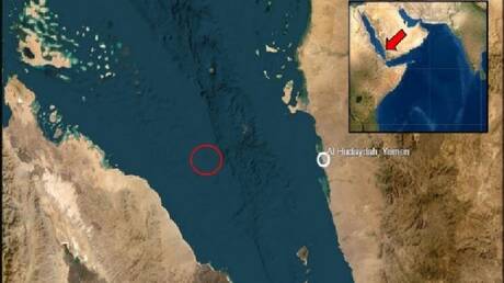 هيئة بحرية بريطانية تبلغ عن تضرر سفينة تجارية وإجلاء طاقمها قبالة السواحل اليمنية