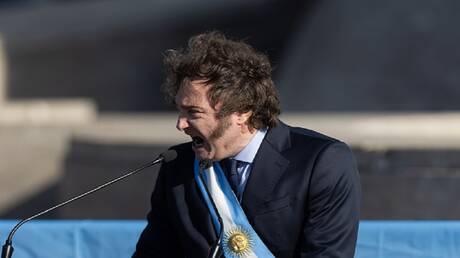 دموع رئيس الأرجنتين تنهمر بحرقة بعد إزاحة الستار عن لوحة تصوّره
