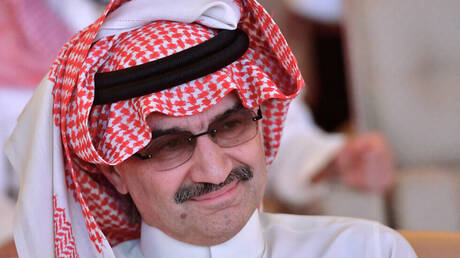 السعودية.. الأمير الوليد بن طلال يقدم هدية غير متوقعة لبائعة شاي ويثير تفاعلا كبيرا (فيديو)