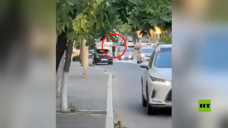 مشاهد لاستيلاء إرهابيين على سيارة أحد السكان في داغستان الروسية