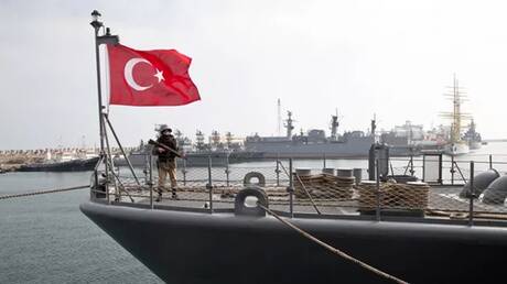 غواصة مجهولة وضابط بريطاني غامض.. أسرار استهداف سفينة تركية بالمتوسط