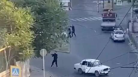 لحظة تنفيذ نجل رئيس منطقة بداغستان الروسية هجومه الإرهابي على عناصر الشرطة