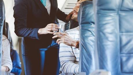 أطعمة ومشروبات ينصح مضيفو الطيران بتجنبها خلال الرحلات الجوية