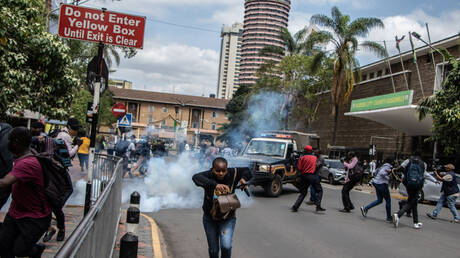 بالفيديو.. متظاهرون يقتحمون البرلمان الكيني في العاصمة نيروبي