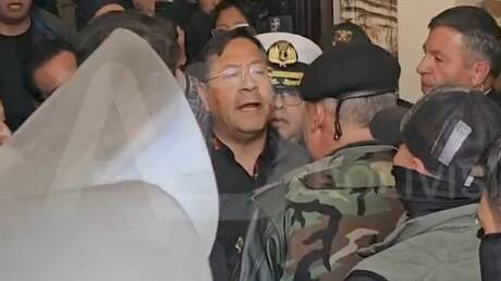 وقف يمضغ العلكة ويحذر.. الجنرال الانقلابي خوسيه زونييغا ورئيس بوليفيا وجها لوجه أمام قصر الرئاسة
