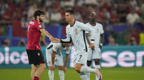 كفاراتسخيليا يخطف الأنظار بتصرفه مع رونالدو بعد فوز جورجيا على البرتغال (فيديو)