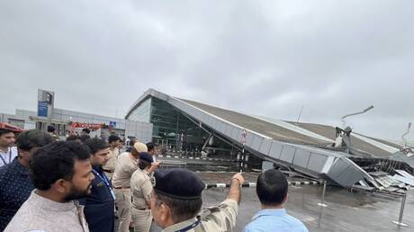 مصرع شخص إثر انهيار سقف في مطار نيودلهي بسبب الأمطار الغزيرة (فيديو)