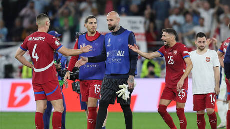 لاعب منتخب صربيا يشتبك مع مشجع في حانة قبل مغادرة 