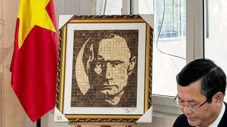 صانع تحف فيتنامي يهدي بوتين 