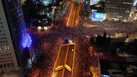 آلاف الإسرائيليين يتظاهرون لإسقاط حكومة نتنياهو ويطالبون بصفقة تبادل أسرى فورية (فيديوهات)