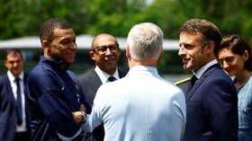 مبابي يرد على سؤال ماكرون حول موعد الانتقال إلى ريال مدريد (فيديو)