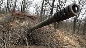 قوات كييف تخفي ما تبقى لديها من مدافع هاوتزر في أوغليدار خشية تدميرها