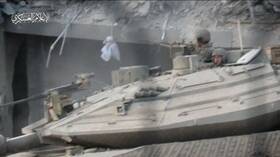 كتائب القسام تستهدف دبابة ميركافا 4 شرق مخيم جباليا شمال القطاع (فيديو)