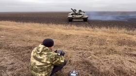 روسيا بصدد اختبار دبابات مسيرة هجينة (فيديو)