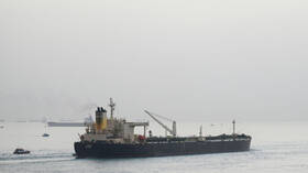 مشاهد توثق لحظة اقتراب قارب الحوثيين المفخخ من السفينة توتور (فيديو)
