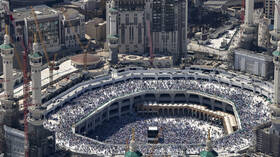 أمير سعودي يرد على فيديوهات 